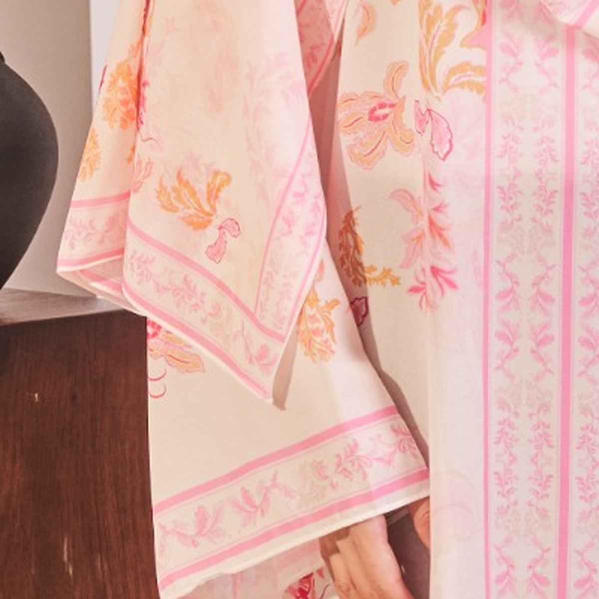 AULIA KAFTAN IN BRIGHT PINK (FREE SHAWL)